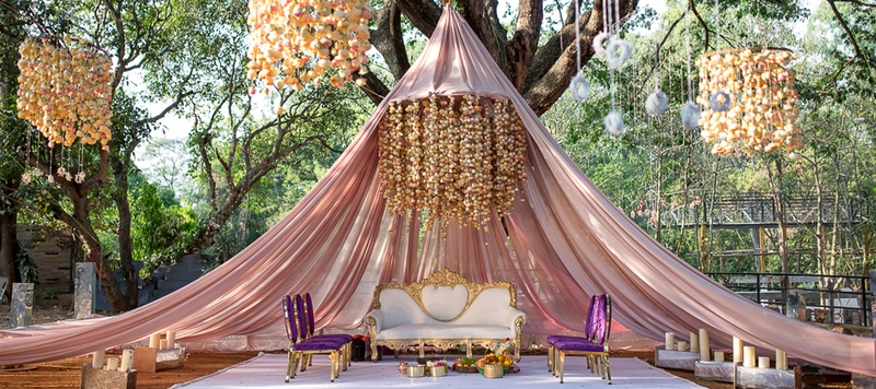 Ashrith & Tanvi Bangalore : From a tent mandap to a unique banarasi lehenga, this offbeat wedding will give you major goals!